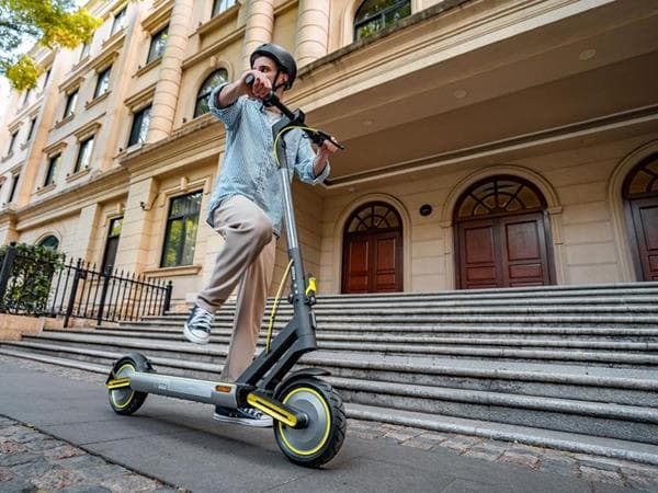 NAVEE S65 – The Futuristic Electric Scooter Elevates Urban Commute